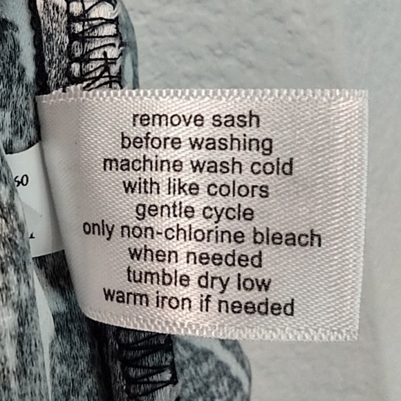 Lane Bryant Size 26/28 Lace Floral pattern Short Sleeve Lace Up Back Top Blouse - Picture 9 of 13